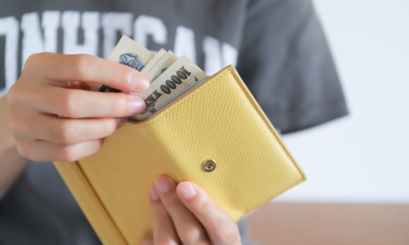 お金を支払おうとしてる人の写真