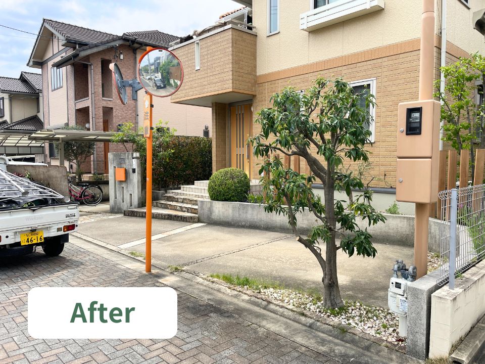 駐車場スペース周辺の庭木・植木の剪定の作業後の写真