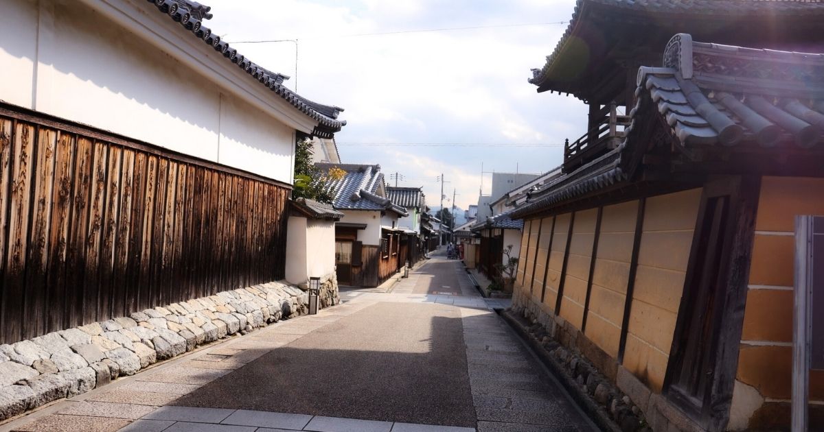 富田林市で剪定した枝はどう処分する？自力よりも業者依頼がラクな理由