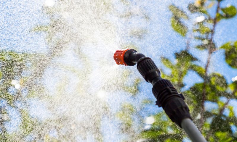 噴霧器から勢いよく消毒液が噴射されてる様子の写真