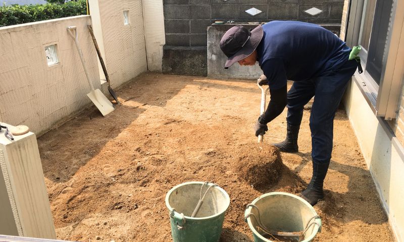 庭の整地をしている庭の写真